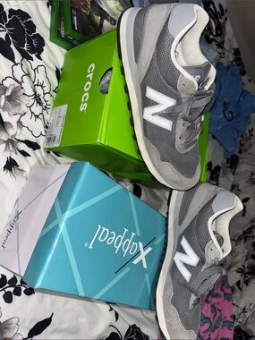 New balance women’s Gray and White Mesh Suede Sneakers